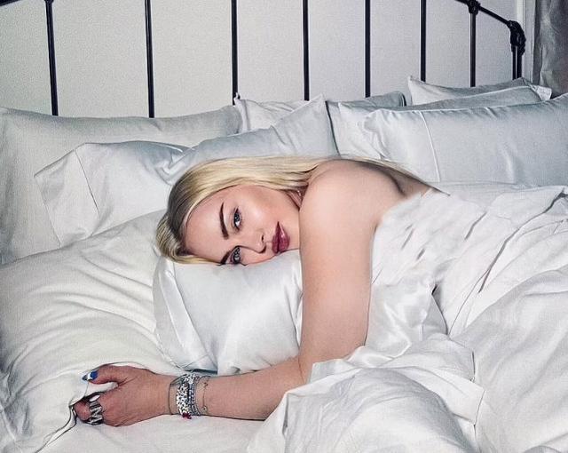 63岁麦当娜晒起床照,脸蛋磨皮秒变20岁,粗糙大手却是太违和|麦当娜