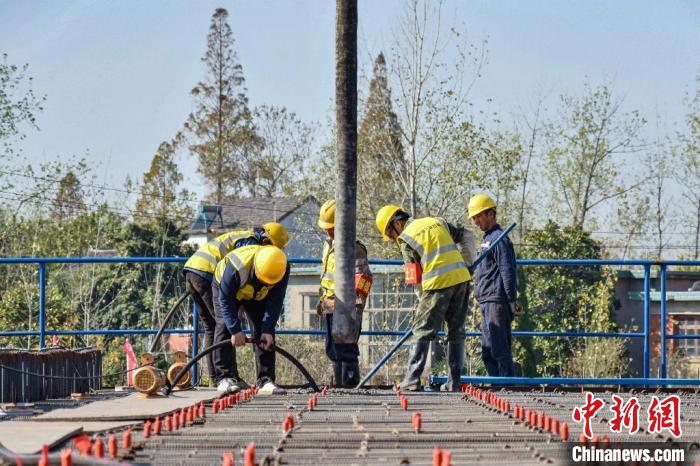 施工人员正在浇筑巢马城际铁路的“千吨级箱梁”。何雨霏 摄