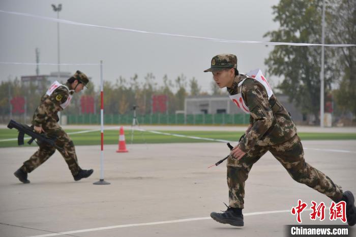 向男兵挑战 新兵团女排长“飒”气十足