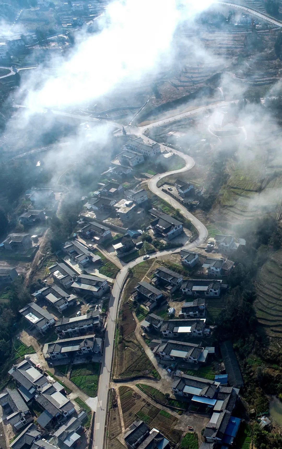 图为2021年11月23日,四川省巴中市通江县,俯瞰沙溪镇王坪新村,小洋楼