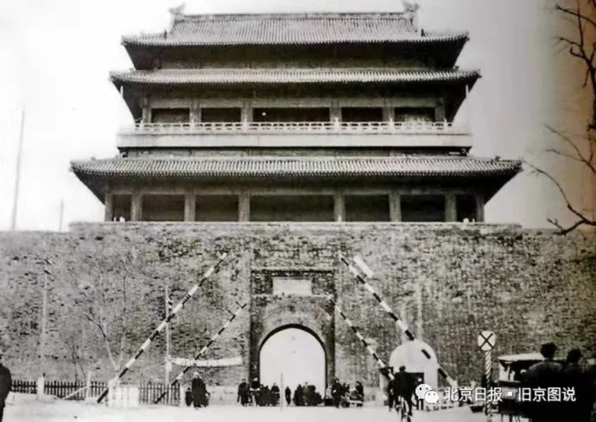 这是新中国成立后1951年从东向西拍摄的东直门城楼外侧,图中可以看到