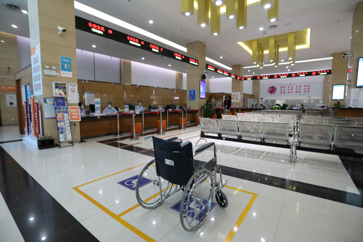 石岩街道行政服务大厅完成无障碍设施升级