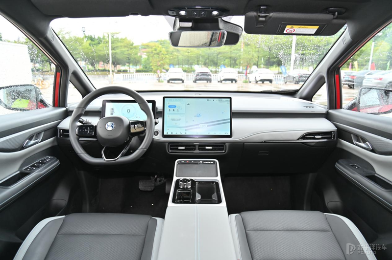 合创z03的内饰布局都用上了分层式"拼色"的设计,无论是中控台,还是