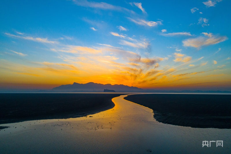 航拍鄱阳湖湖口水域枯水一线落霞满天美若画图