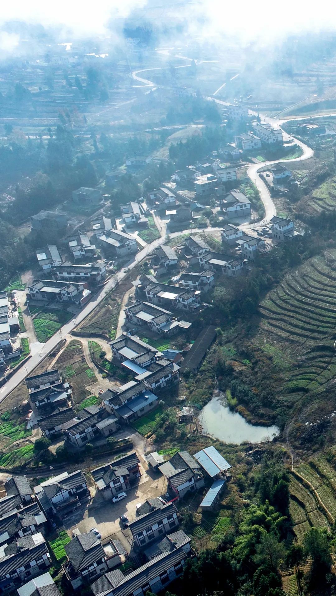 图为2021年11月23日,四川省巴中市通江县,俯瞰沙溪镇王坪新村,小洋楼