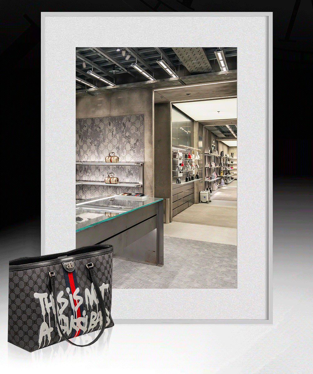 的斑驳仿古感别具艺术潮流led灯照射玻璃橱窗复古真皮沙发绵软灰色