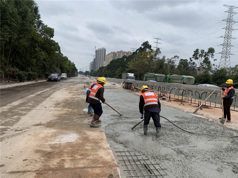 施工人员在铺设道路(央广网发 南宁纵横时代建设投资