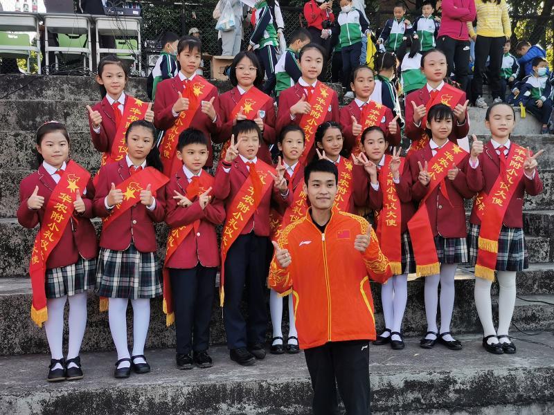 华南农业大学六一运动场上,一群欢快的小精灵正在你追我赶,欢声笑话中