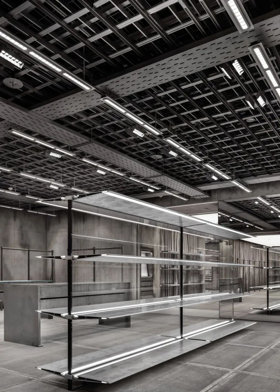 橱窗别具艺术潮流未经雕琢的斑驳仿古感抢眼夺目巨型粗糙混凝土墙面