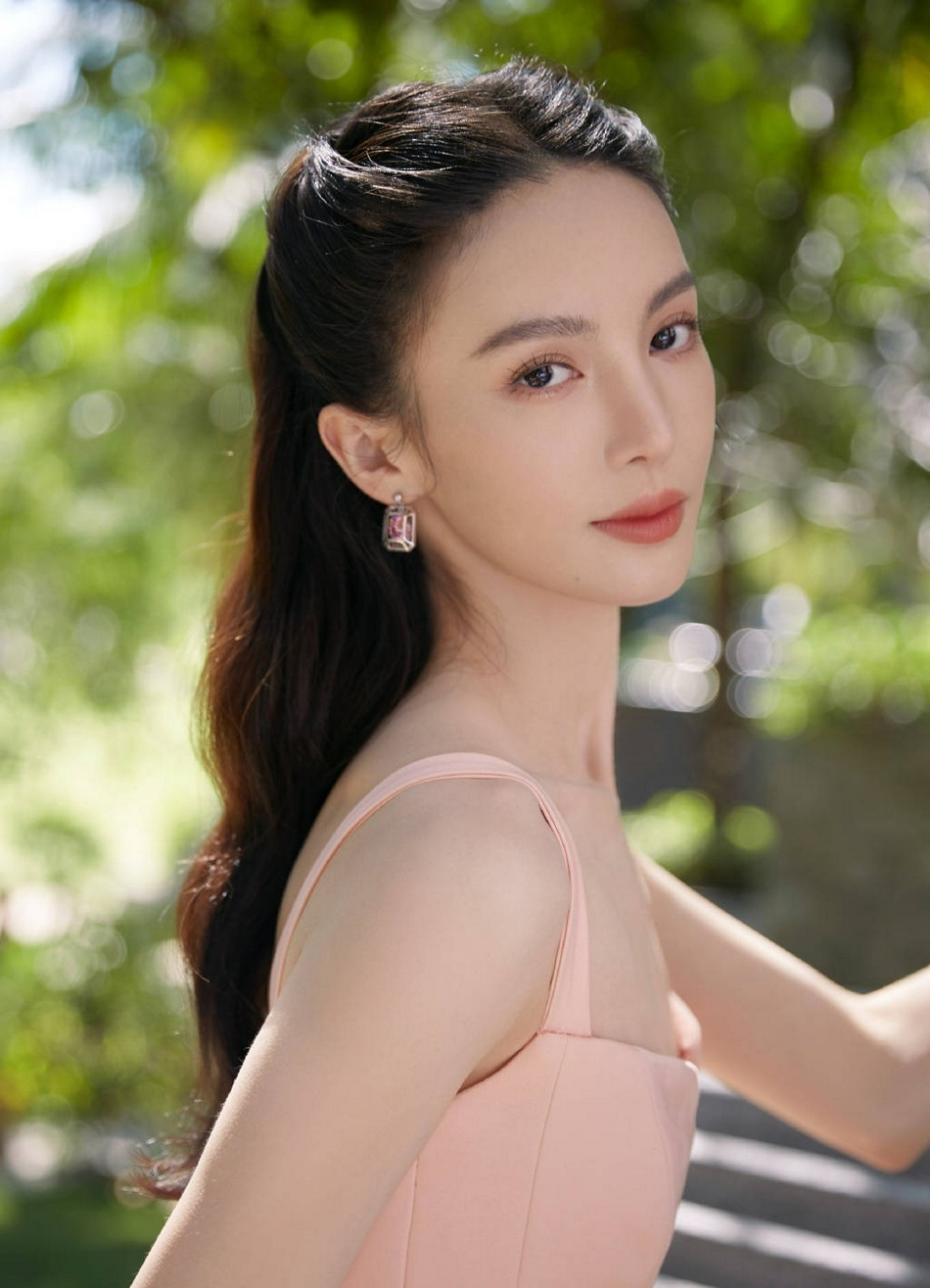 金晨穿粉色吊带长裙02阳光下氛围感十足