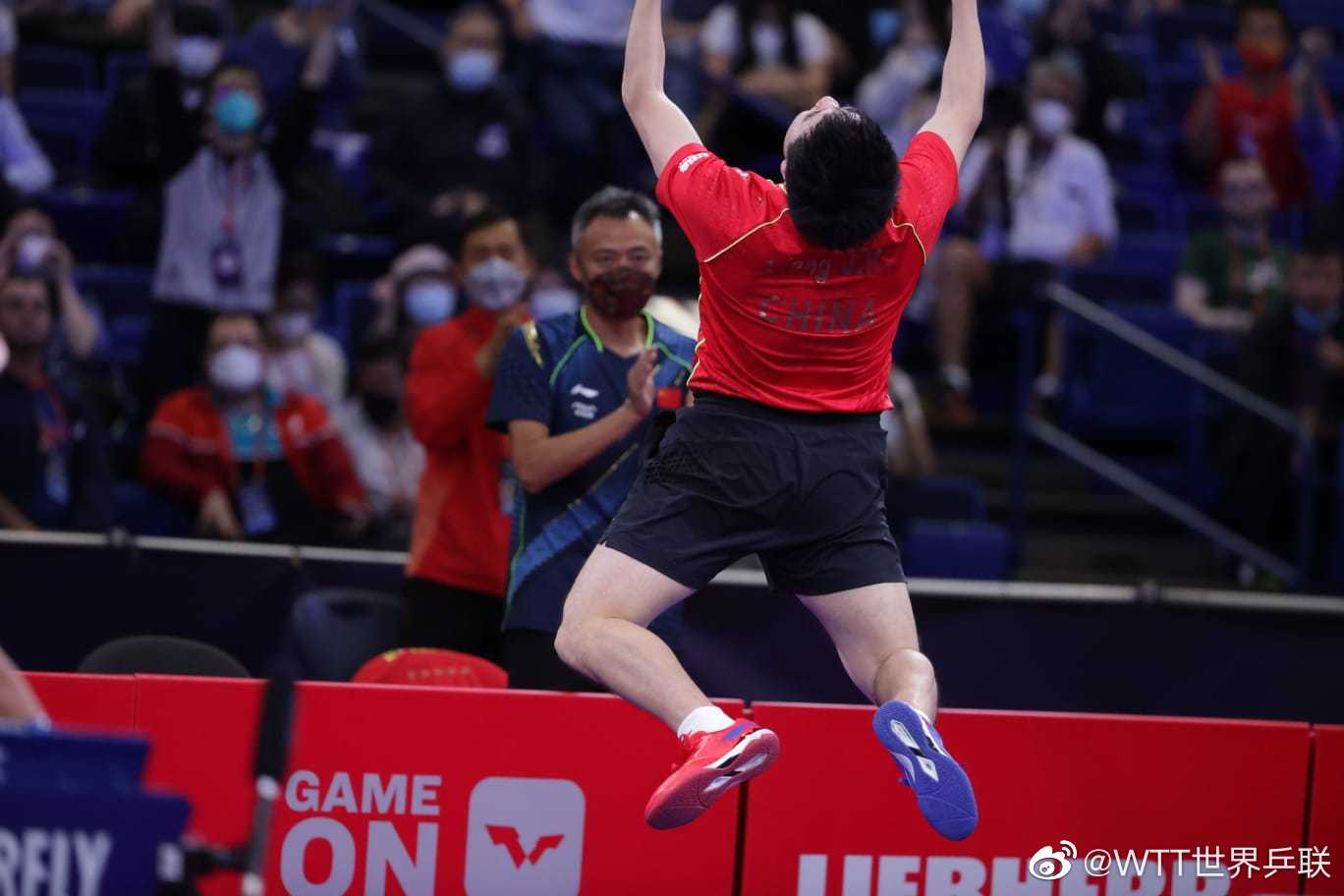 梁靖崑次轮苦战晋级后激动庆祝&#12290;