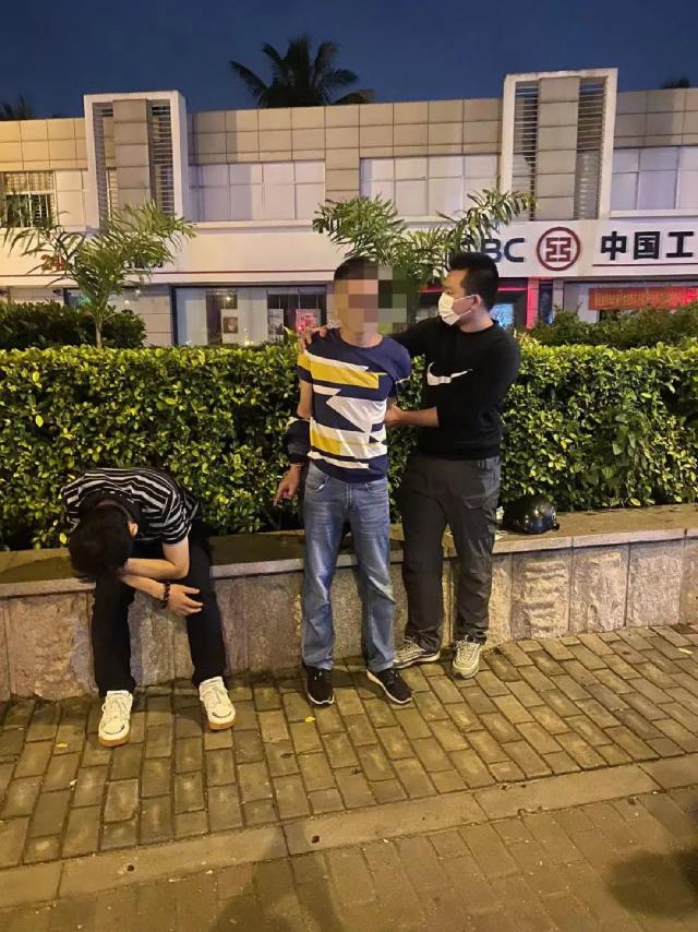 凌晨一男子醉倒海口街头！两名陌生人戴着口罩，突然拿起刀片...休闲区蓝鸢梦想 - Www.slyday.coM