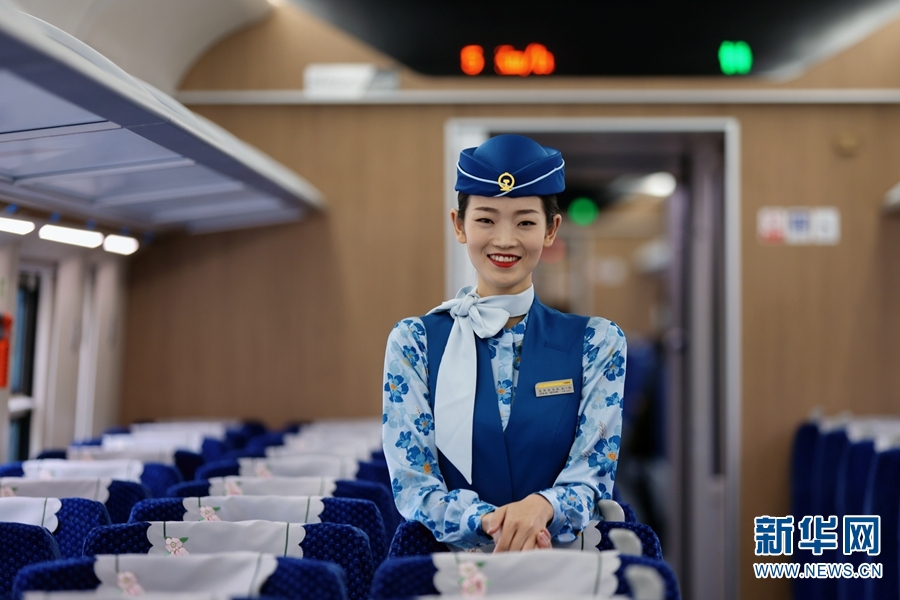 中老铁路乘务员"上新"孔雀蓝制服|昆明市_新浪新闻