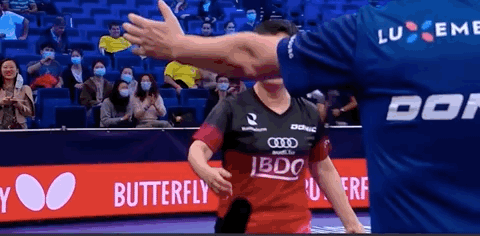 倪夏莲和丈夫拥抱。