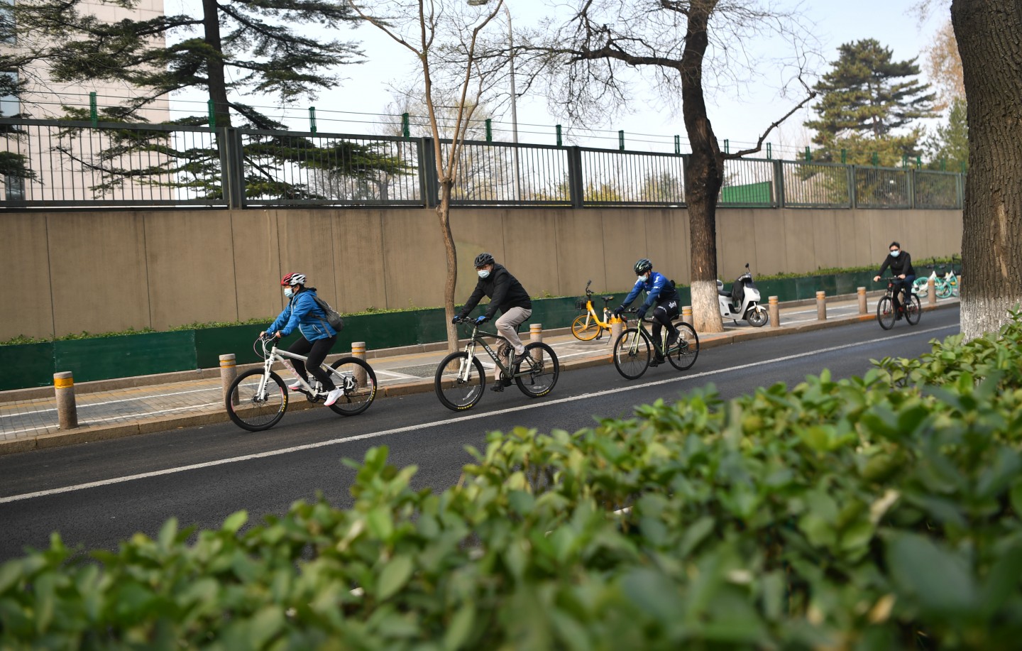 11月18日,生态环境部的工作人员骑车上班.新京报记者 李木易 摄