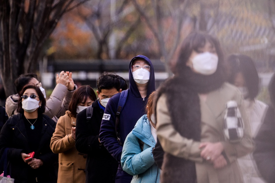  当地时间2021年11月24日，韩国首尔，当地民众排队接受新冠核酸检测。