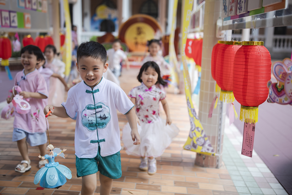 幼儿园萌娃穿汉服，吟诗赏灯迎中秋。图/广州日报·新花城记者：陈忧子