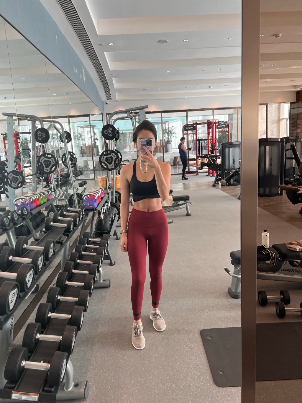 杨采钰健身不忘晒自拍扎高马尾元气满满