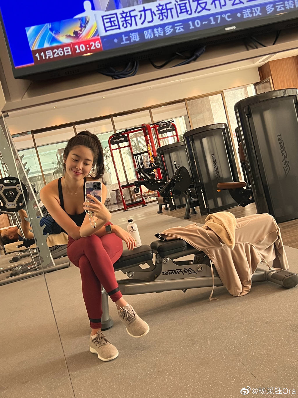 11月26日,杨采钰晒出一组健身照,并配文:"和大爷pk的一早上,我输的