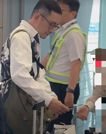 57岁吴启华近况曝光定居内地坐公交车出游被网友夸赞接地气