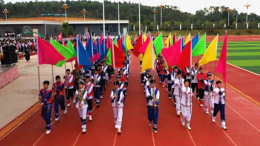 扶绥县民族中学举办首届田径暨民族传统体育运动会