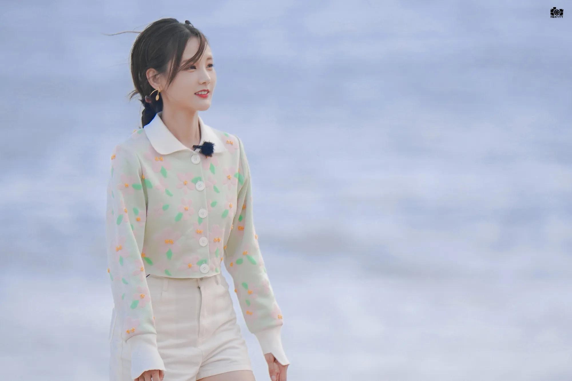 李一桐路透海边沙滩游玩