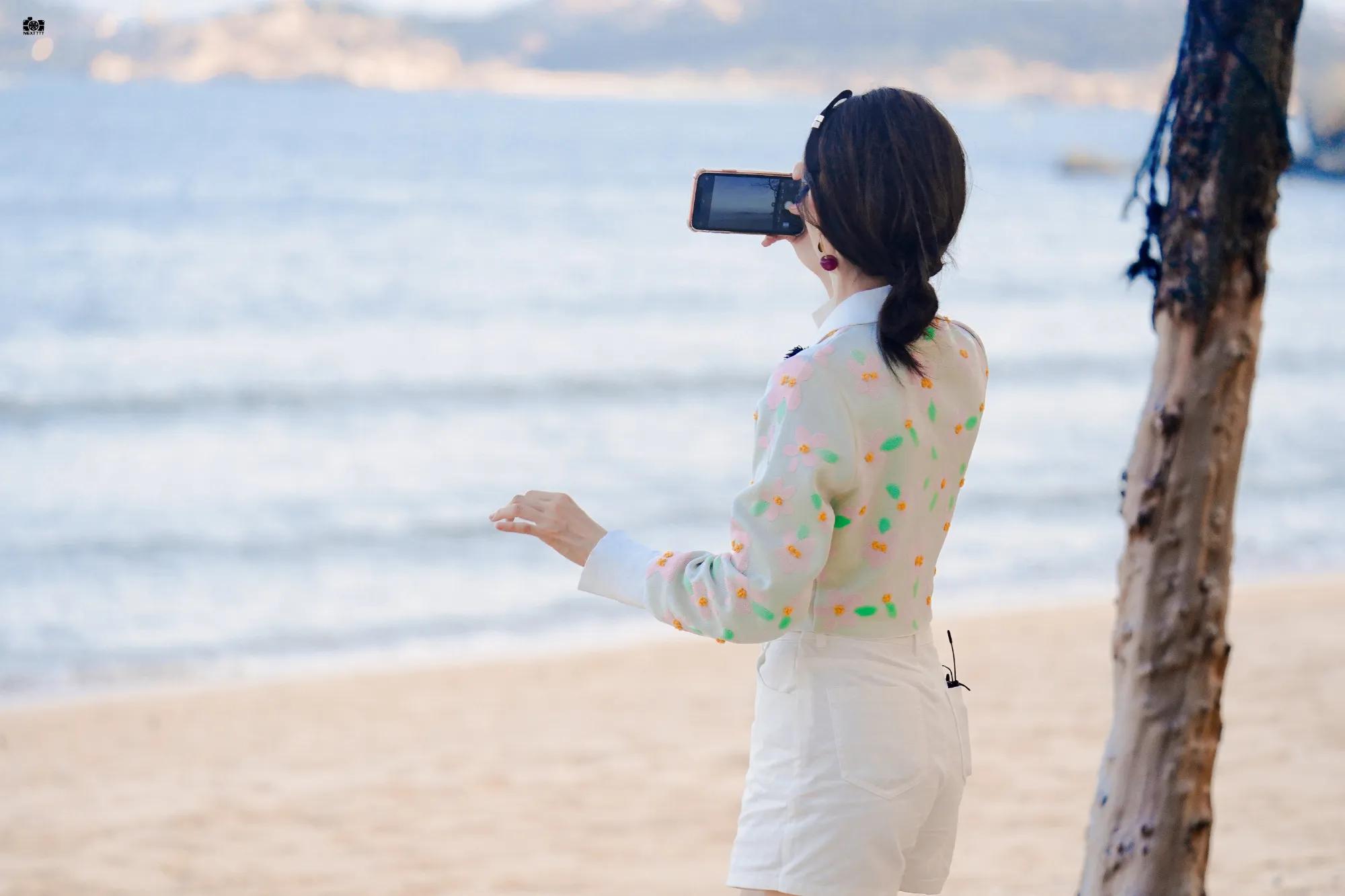 李一桐路透海边沙滩游玩