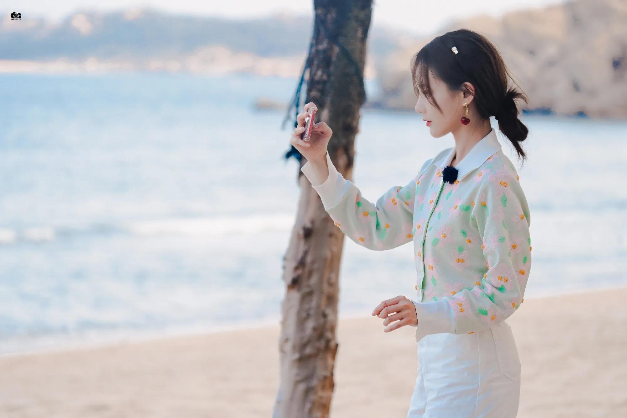 李一桐路透海边沙滩游玩