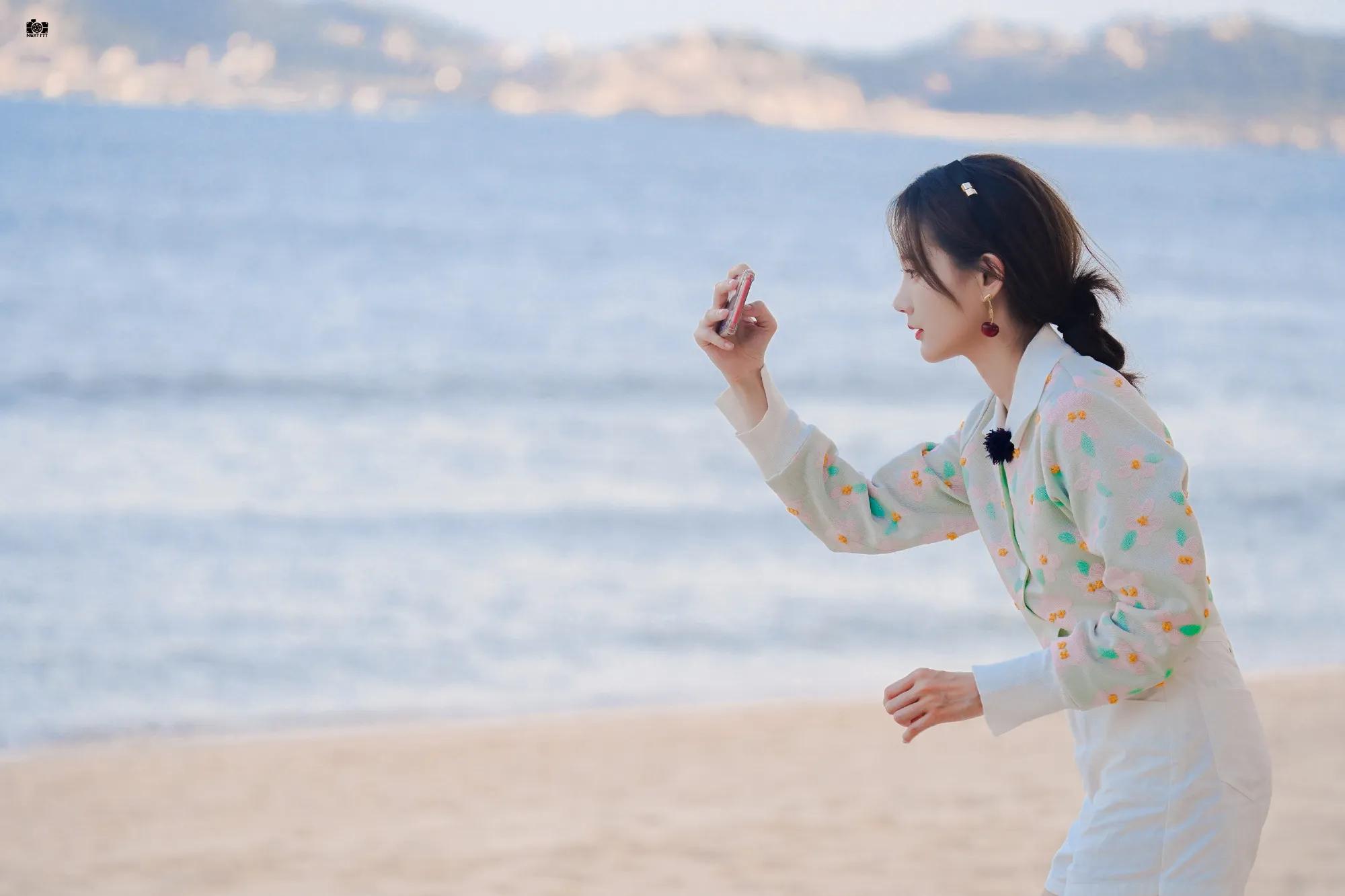 李一桐路透海边沙滩游玩