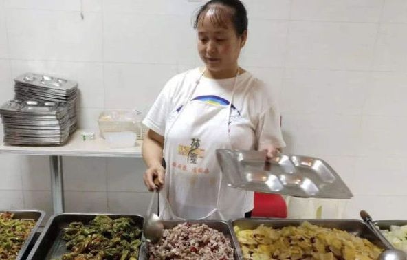 大学食堂阿姨经常"手抖"?