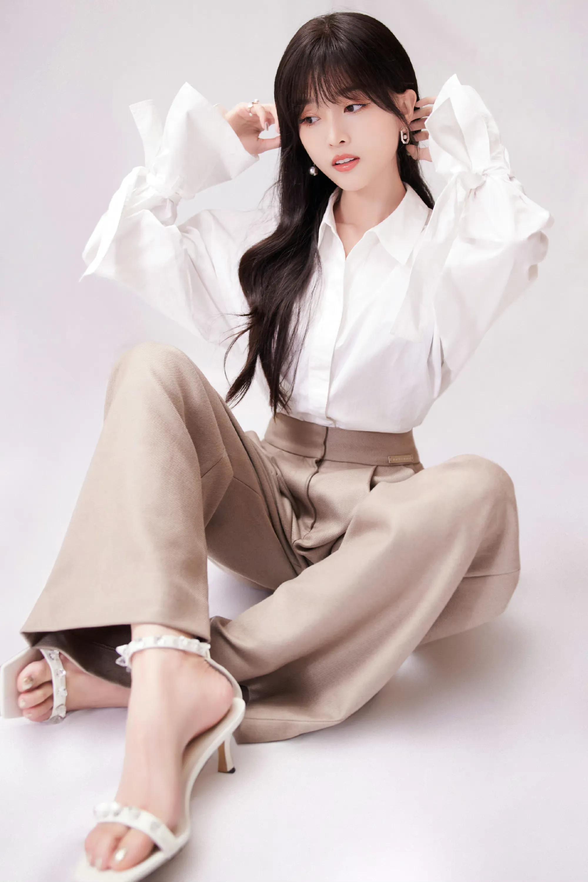 吴宣仪白衬衣大黑长发温文尔雅美丽动人