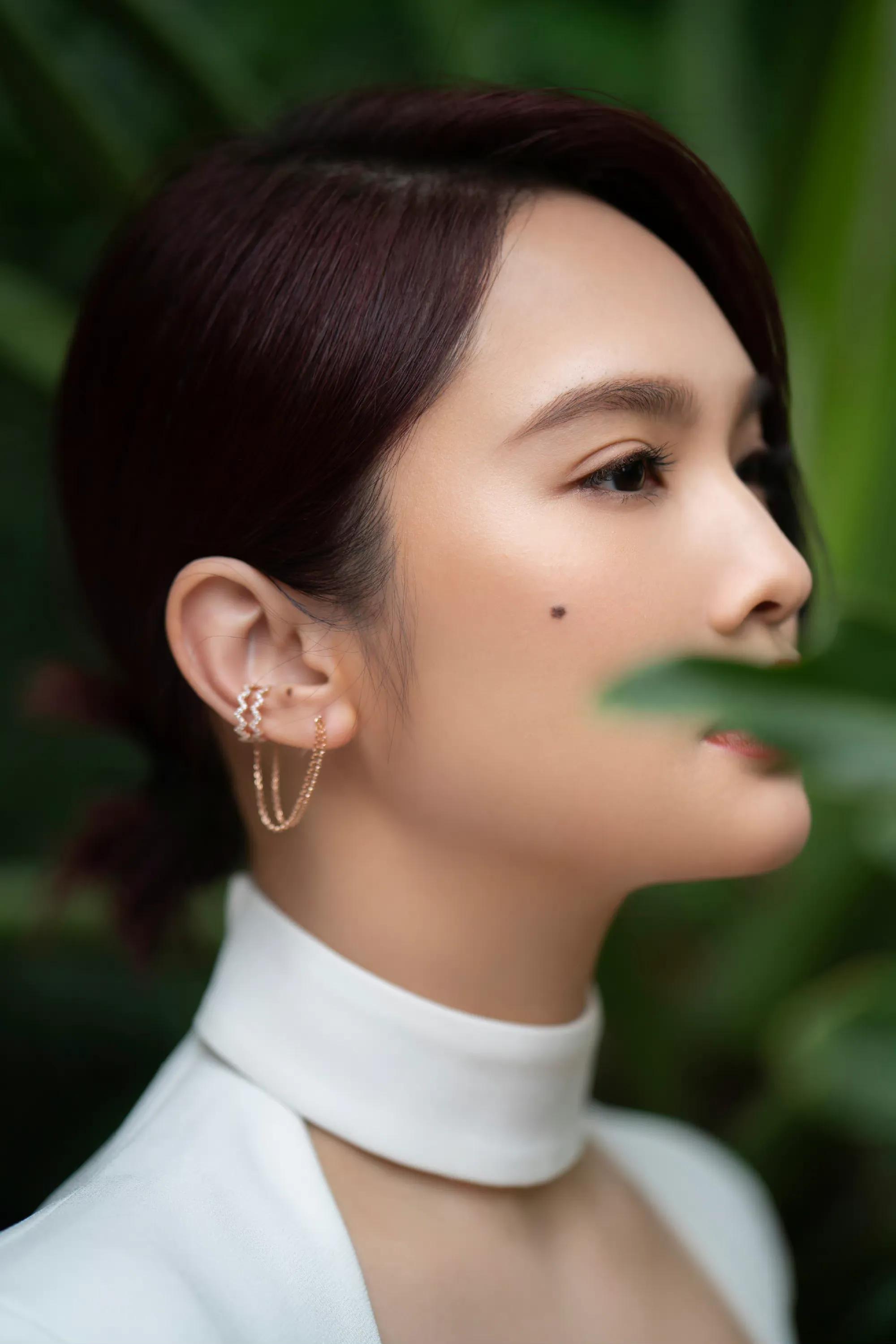 杨丞琳身穿白衣连衣裙头发半遮面脸部的痣看着太可爱了