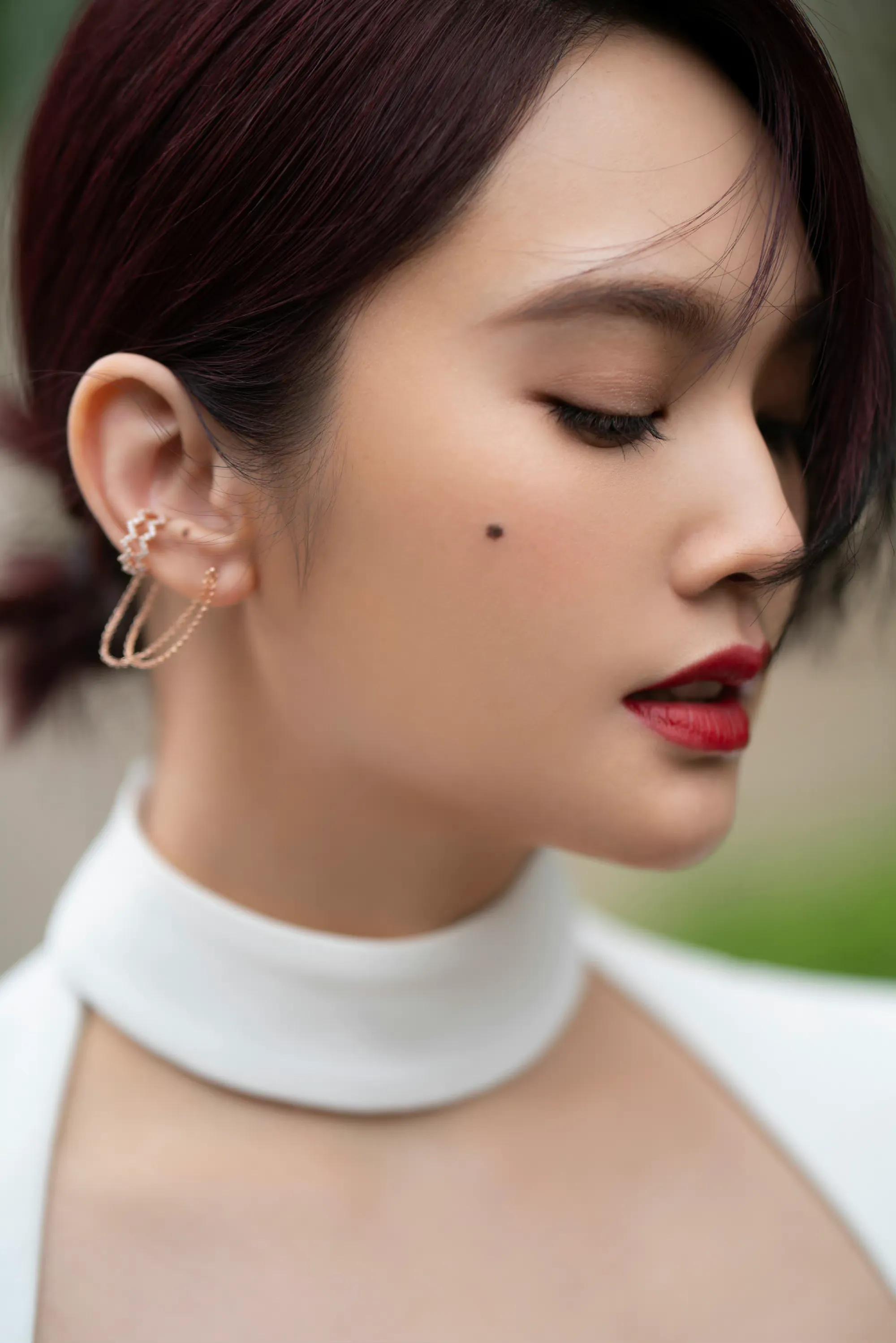 杨丞琳身穿白衣连衣裙头发半遮面脸部的痣看着太可爱了