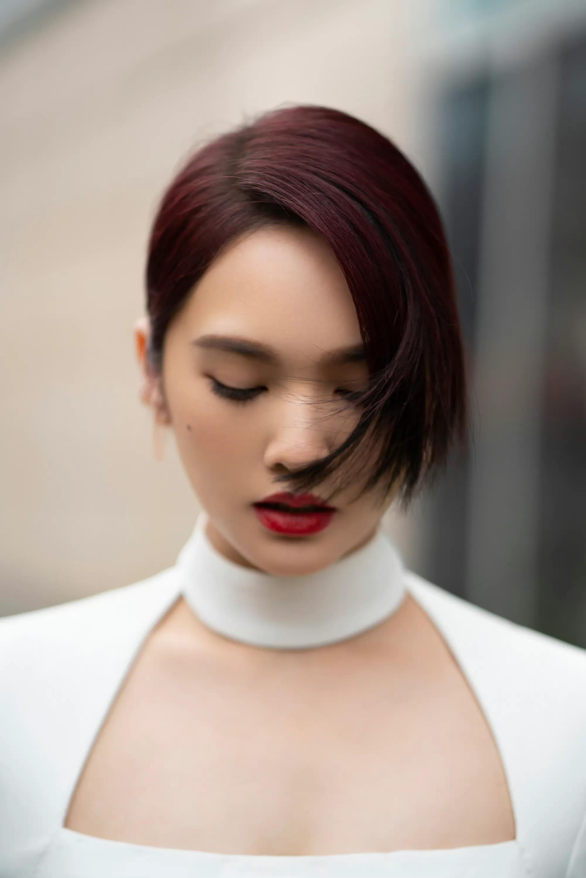 杨丞琳身穿白衣连衣裙头发半遮面脸部的痣看着太可爱了