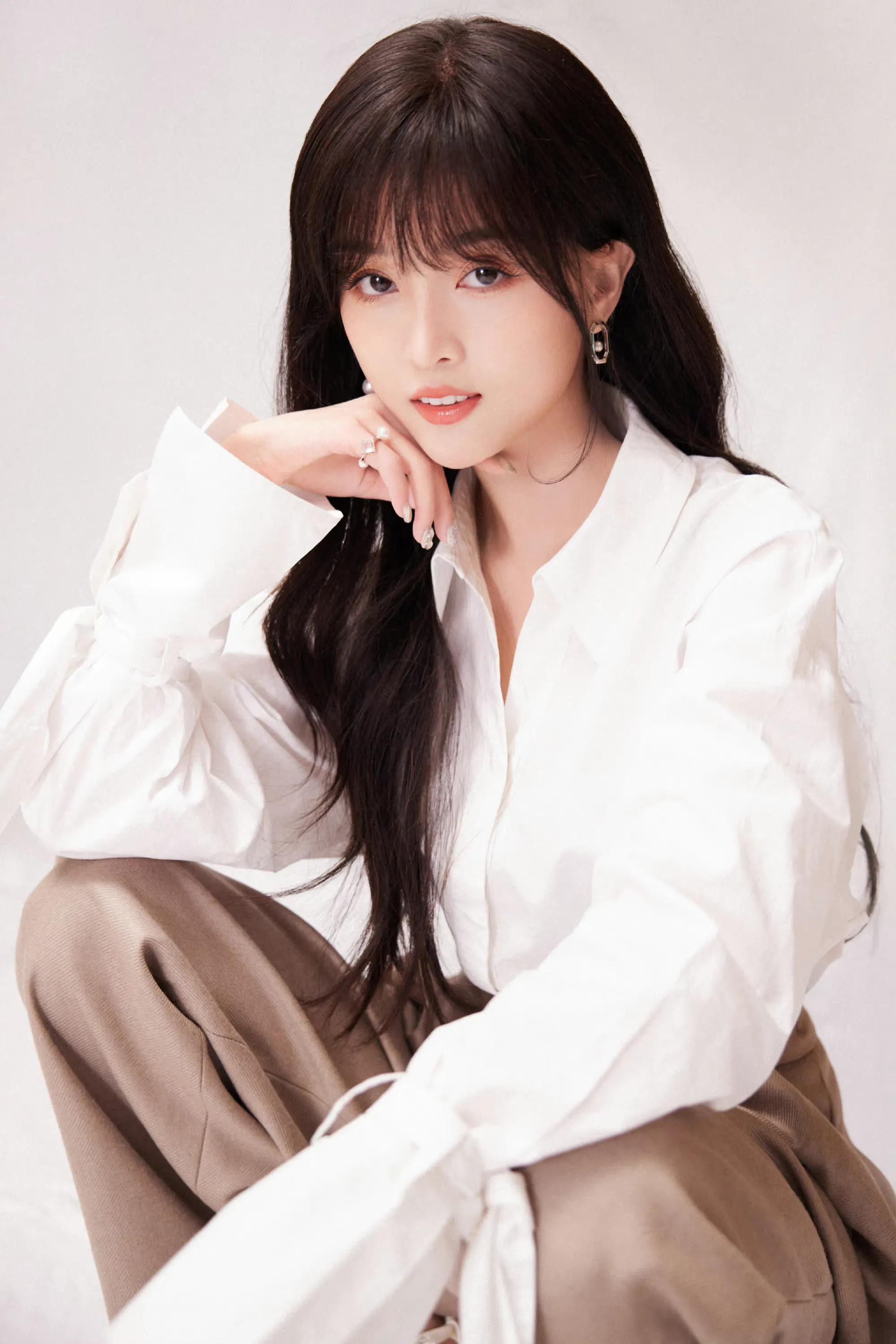 吴宣仪白衬衣大黑长发温文尔雅美丽动人