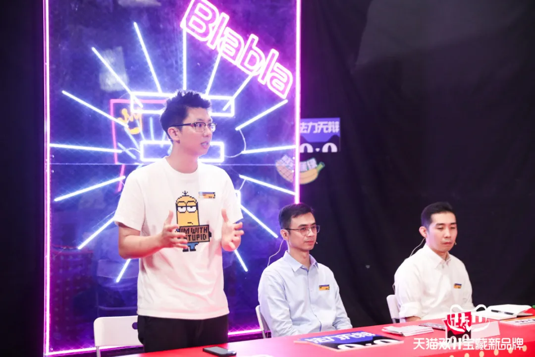 moody创始人慈然(站立者)
