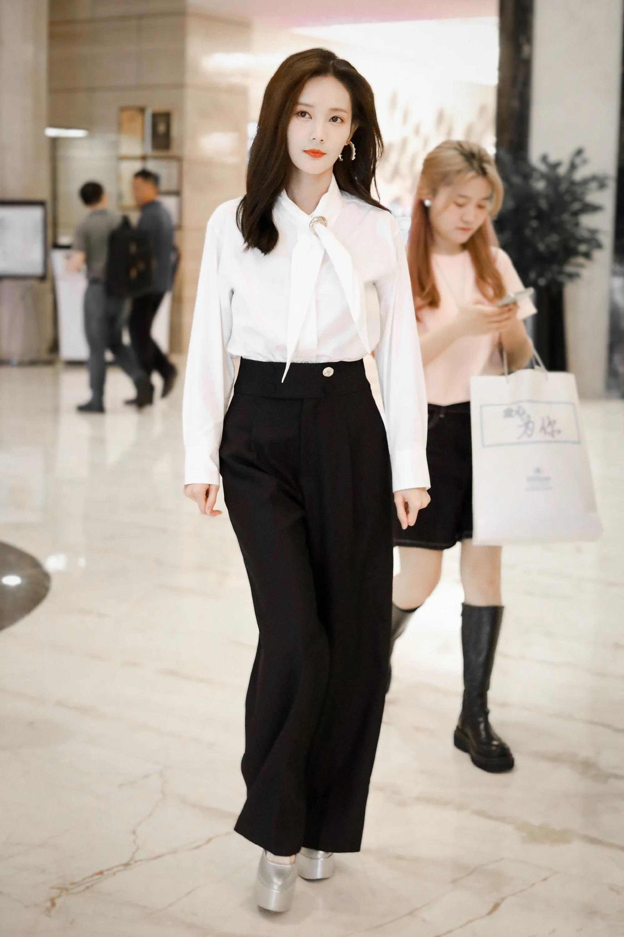 李一桐白衬衣黑色裤子,长发飘飘,好美好甜