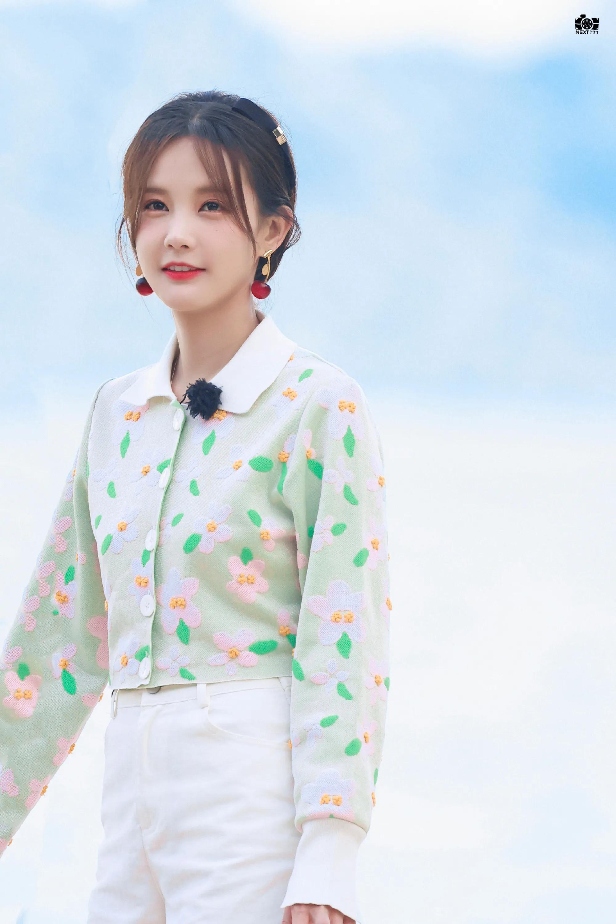 李一桐路透海边沙滩游玩