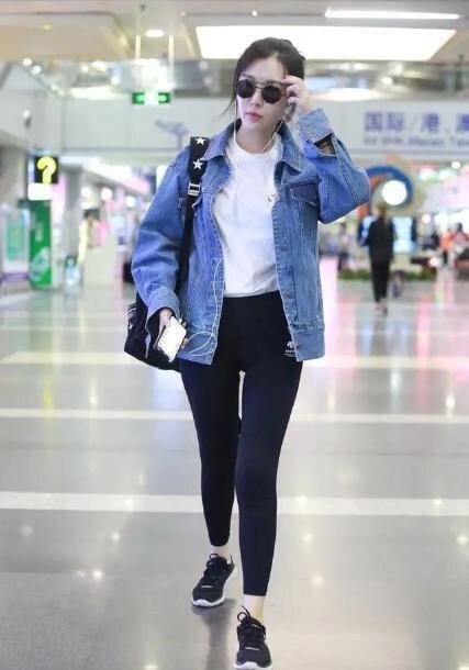 谁说豪门一定要穿得“珠光宝气”看王石老婆的减法穿搭,尽显高贵休闲区蓝鸢梦想 - Www.slyday.coM 谁说豪门一定要穿得“珠光宝气”看王石老婆的减法穿搭,尽显高贵休闲区蓝鸢梦想 - Www.slyday.coM