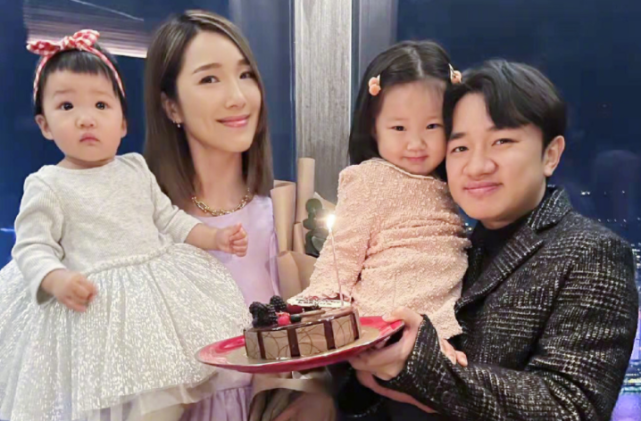 王祖蓝为李亚男庆生两个女儿颜值成焦点长得像谁一目了然