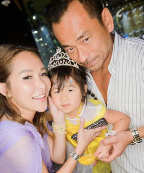 洗米华被批捕后，洗米嫂首发声，回复粉丝关心态度颇显焦虑休闲区蓝鸢梦想 - Www.slyday.coM