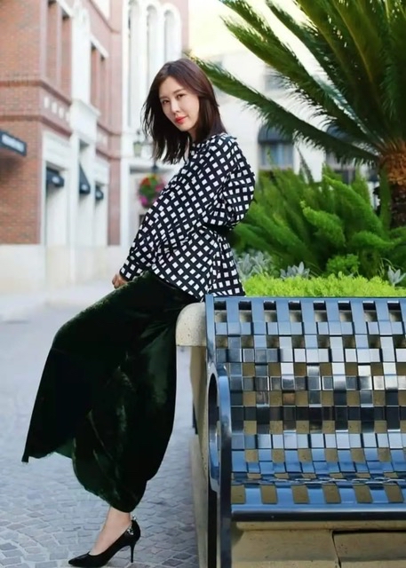 谁说豪门一定要穿得“珠光宝气”看王石老婆的减法穿搭,尽显高贵休闲区蓝鸢梦想 - Www.slyday.coM 谁说豪门一定要穿得“珠光宝气”看王石老婆的减法穿搭,尽显高贵休闲区蓝鸢梦想 - Www.slyday.coM