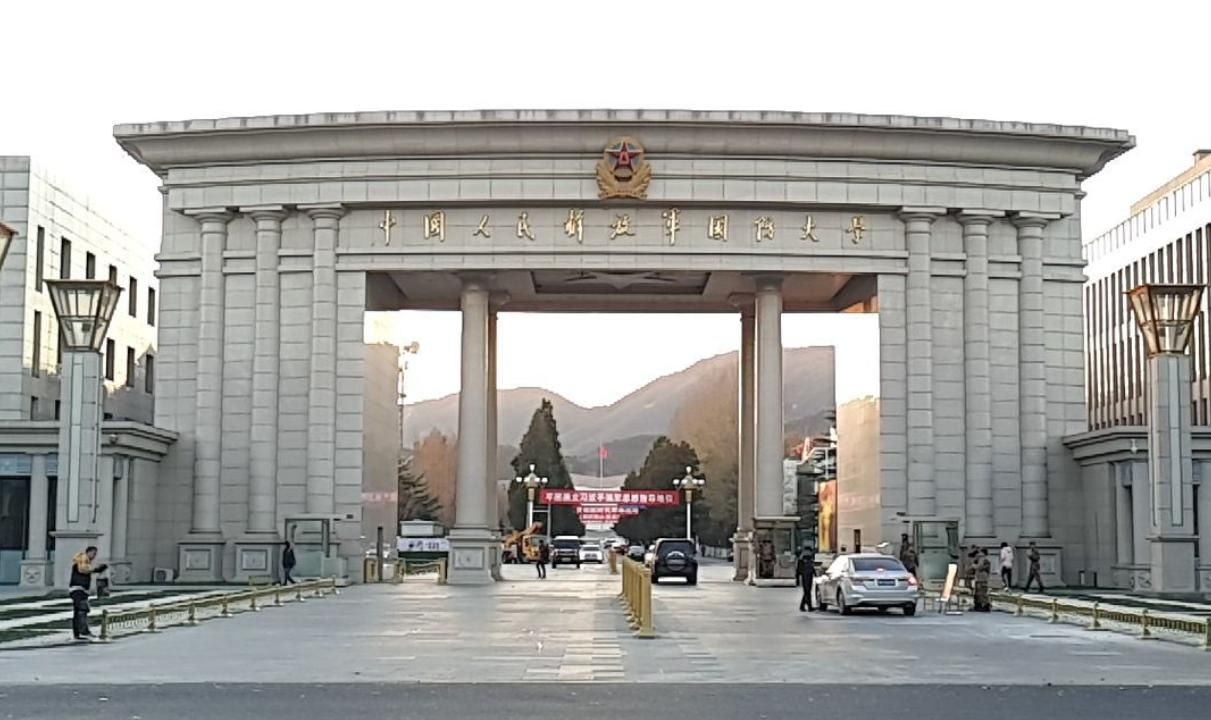 他是原国防大学校长,15岁参军,45年后晋升上将衔,82岁去世