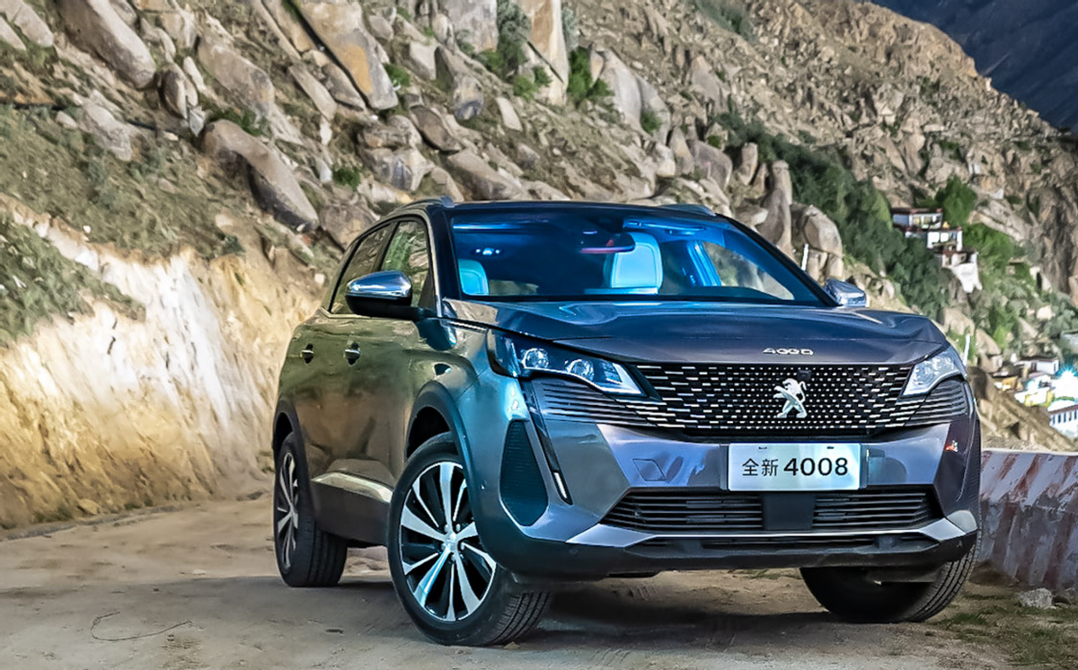 这次的全新4008的外形焕然一新,升级了全新法式锋锐设计,星动点阵式无