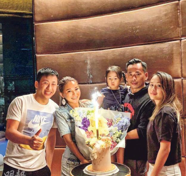 洗米华被批捕后，洗米嫂首发声，回复粉丝关心态度颇显焦虑休闲区蓝鸢梦想 - Www.slyday.coM