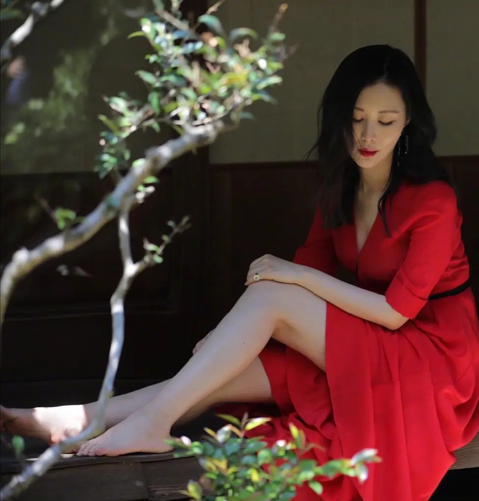 谁说豪门一定要穿得“珠光宝气”看王石老婆的减法穿搭,尽显高贵休闲区蓝鸢梦想 - Www.slyday.coM 谁说豪门一定要穿得“珠光宝气”看王石老婆的减法穿搭,尽显高贵休闲区蓝鸢梦想 - Www.slyday.coM