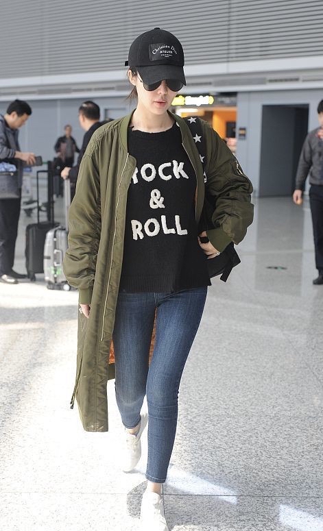 谁说豪门一定要穿得“珠光宝气”看王石老婆的减法穿搭,尽显高贵休闲区蓝鸢梦想 - Www.slyday.coM 谁说豪门一定要穿得“珠光宝气”看王石老婆的减法穿搭,尽显高贵休闲区蓝鸢梦想 - Www.slyday.coM