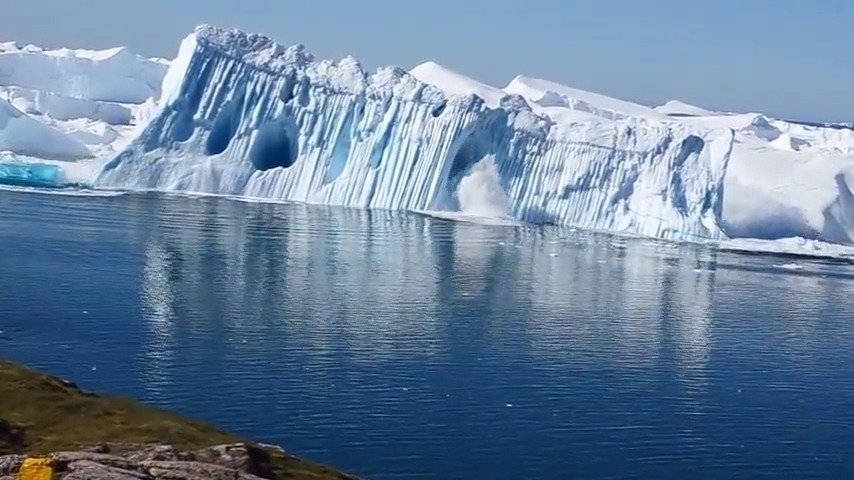 格陵兰岛伊卢利萨特冰峡湾一座新崩解冰山的惊人画面