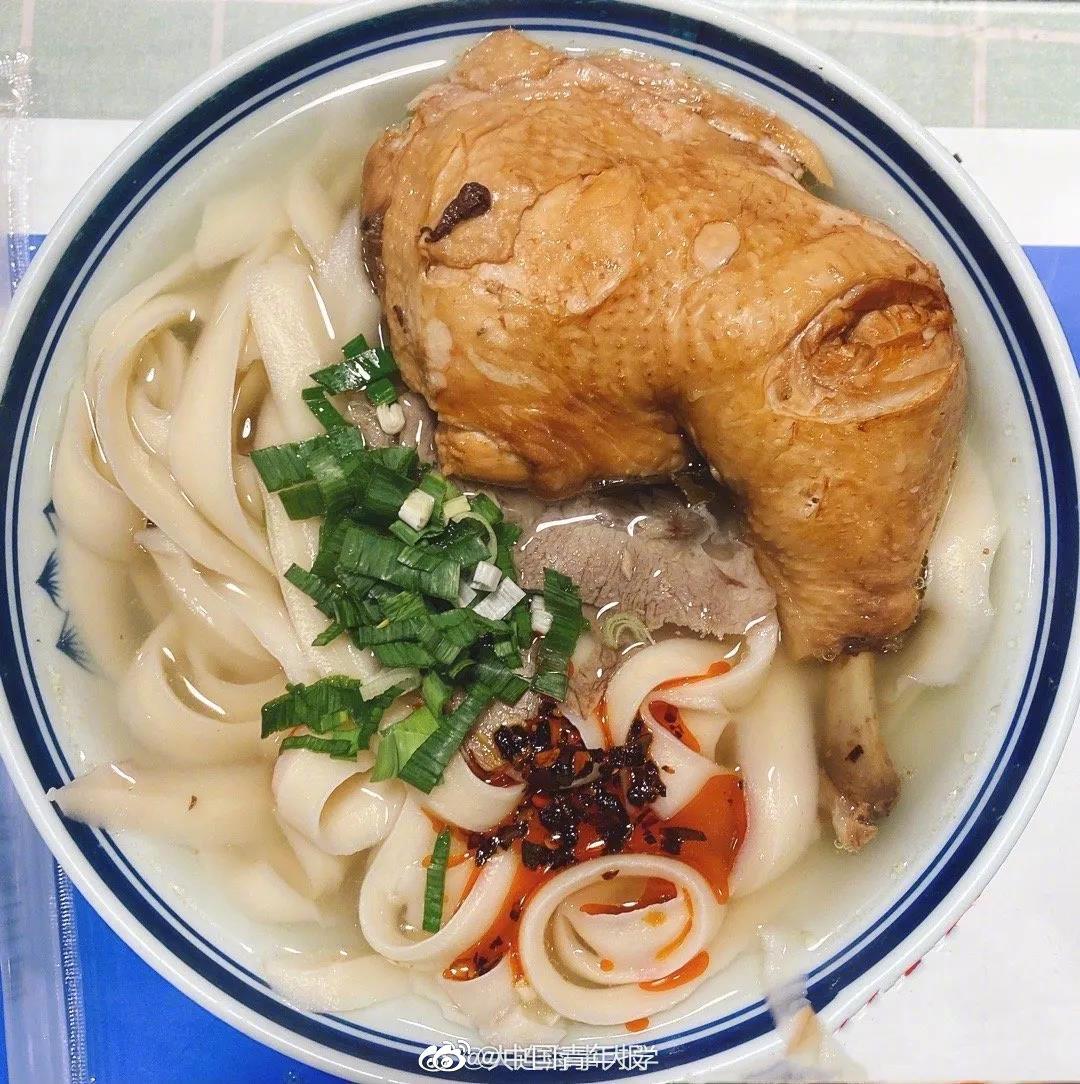 实力宠！封校后高校给每人送超大鸡腿，更绝的是封校后食堂对学生有求必应休闲区蓝鸢梦想 - Www.slyday.coM