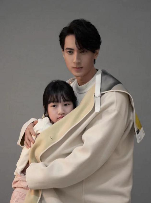 吴尊一家三口登上时尚杂志吴欣怡越来越美max英气十足